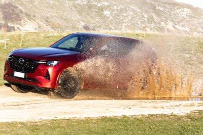 Mazda CX-60 diesel in azione sullo sterrato