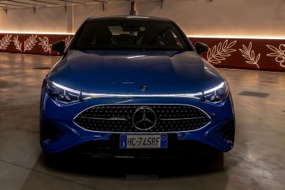 Mercedes CLA Hybrid firma luminosa