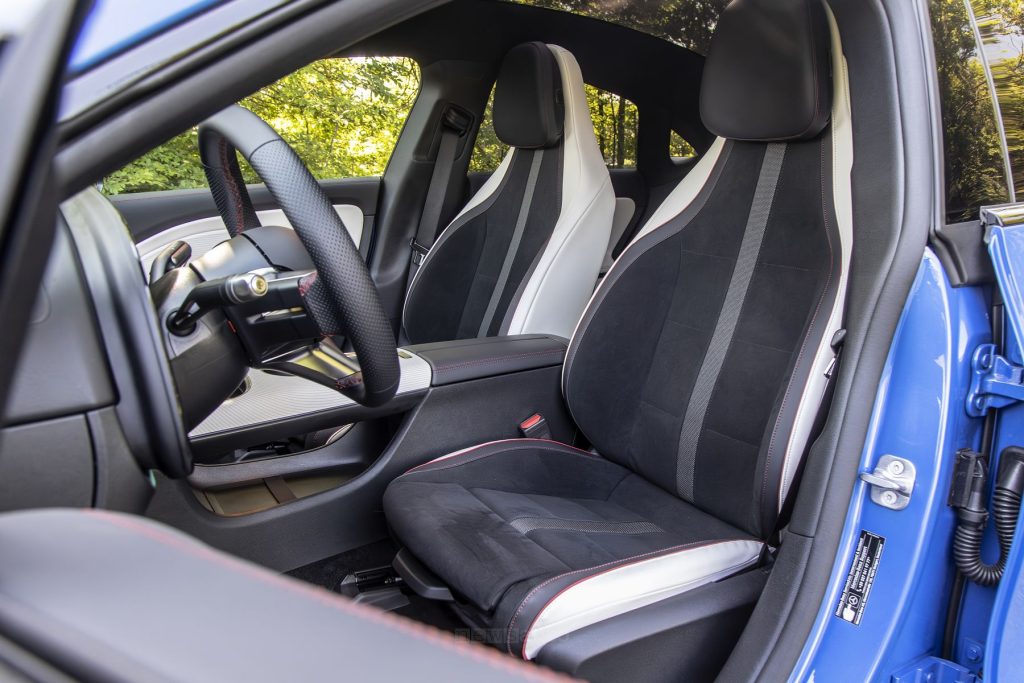Mercedes CLA Hybrid sedili anteriori