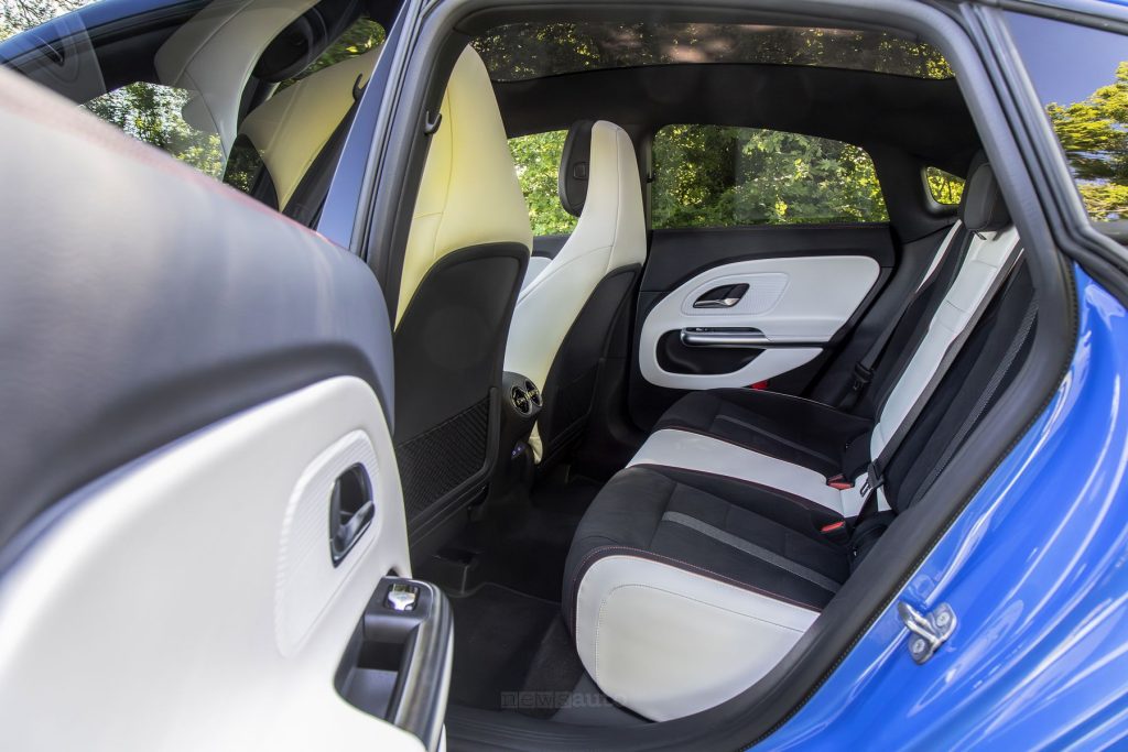 Mercedes CLA Hybrid sedili posteriori