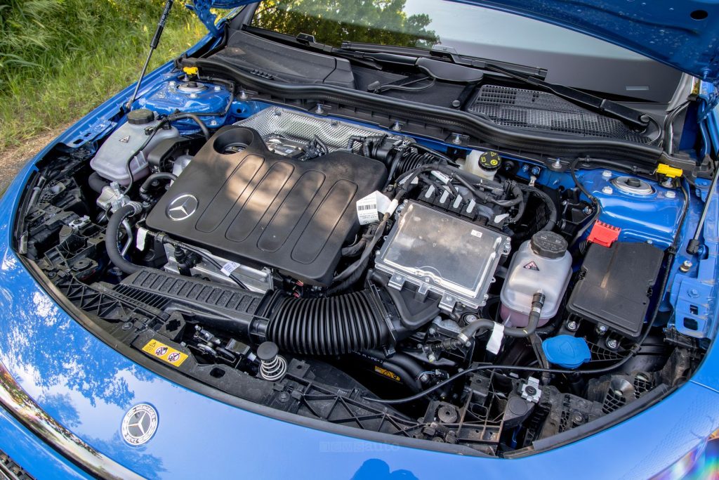 Mercedes CLA Hybrid vano motore 1.5 litri