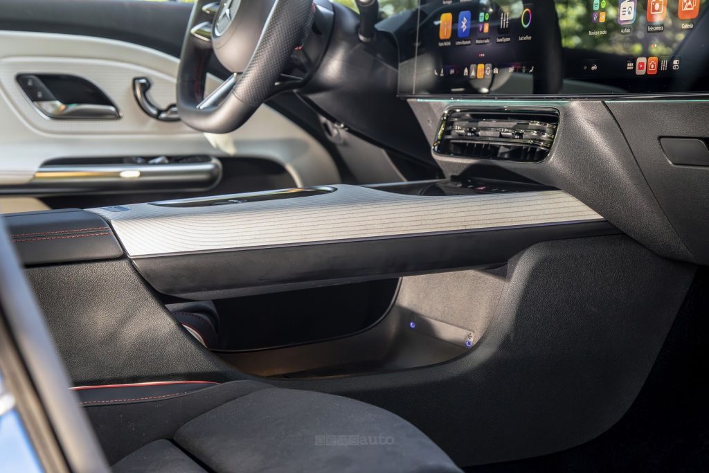 Mercedes CLA Hybrid vano sotto la console