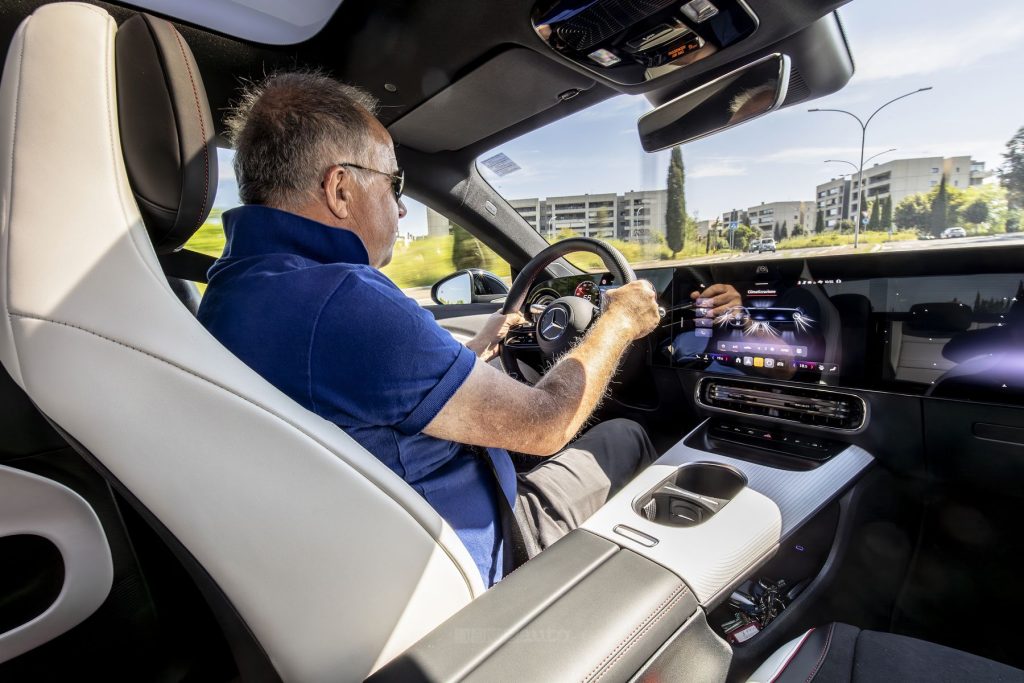 Giovanni Mancini alla guida della Mercedes CLA Hybrid