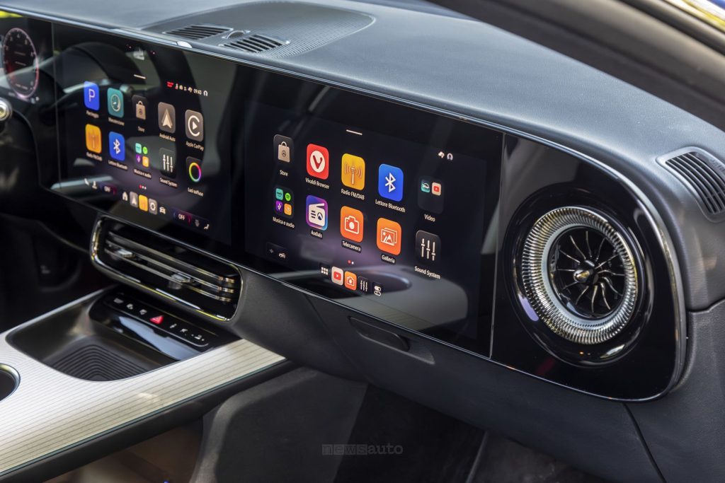 Mercedes CLA Hybrid display lato passeggero