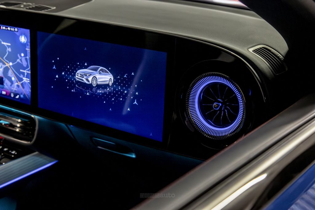 Mercedes CLA Hybrid bocchette dell'areazione illuminata