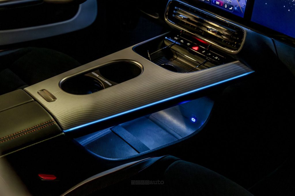 Mercedes CLA Hybrid vano console centrale illuminato