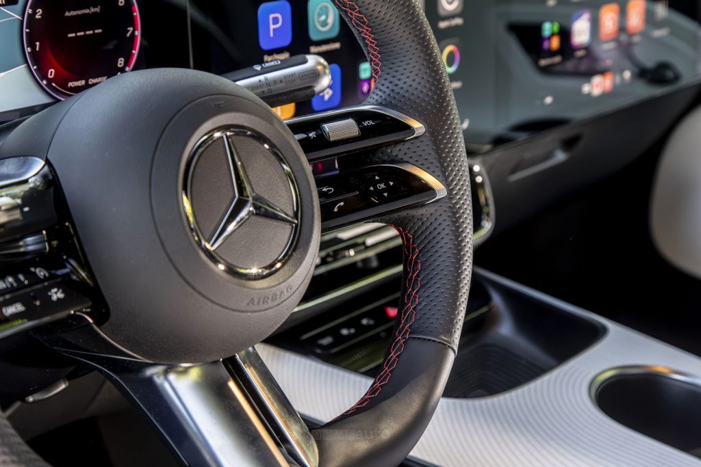 Mercedes CLA Hybrid comandi sul volante