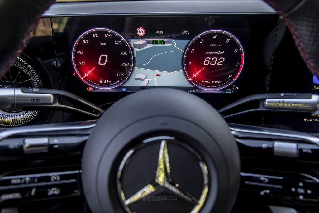 Mercedes CLA Hybrid display quadro strumenti