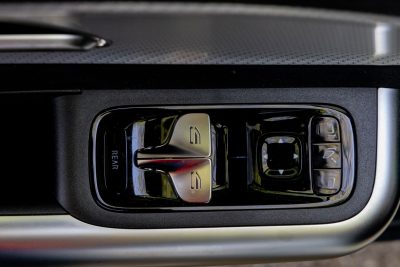Mercedes GLB 350 4Matic comandi della portiera del guidatore