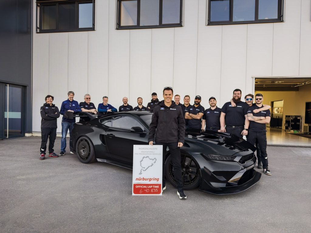 Il team Ford e Dirk Müller posano al Nürburgring per celebrare lo storico tempo record di 6:40.835 della Mustang GTD