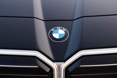 BMW Serie 7 740 xDrive logo cofano anteriore