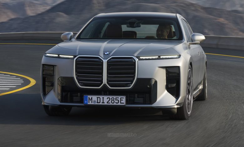 BMW Serie 7 i7 60 xDrive su strada