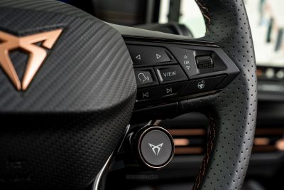 Cupra Born VZ comandi audio sul volante