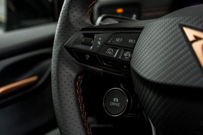 Cupra Born VZ comandi ADAS sul volante