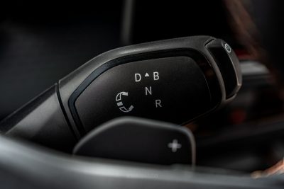 Cupra Born VZ leva al volante del cambio