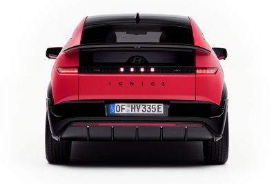 Nuova Hyundai Ioniq 3 posteriore firma luminosa