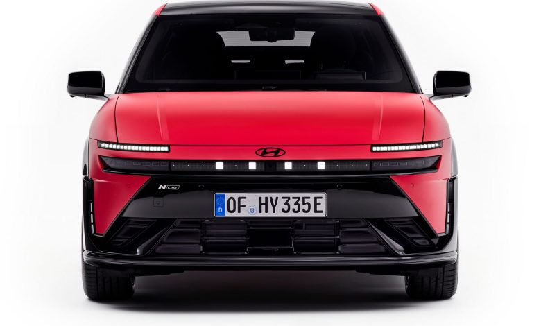 Nuova Hyundai Ioniq 3 frontale firma luminosa