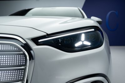 Nuova Mercedes Classe C faro anteriore firma luminosa