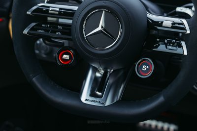 Nuova Mercedes-AMG GLE 53 Hybrid 4Matic+ manopole sul volante