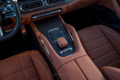 Nuova Mercedes-Benz GLE 2026 comandi console centrale