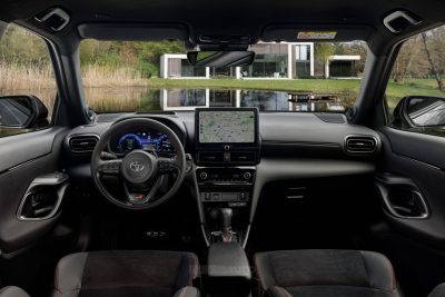 Nuova Toyota Yaris Cross GR Sport plancia abitacolo