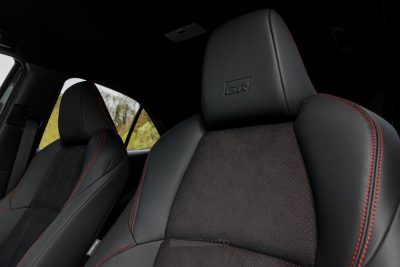Nuova Toyota Yaris Cross GR Sport sedili anteriori