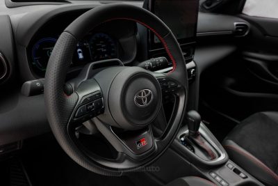 Nuova Toyota Yaris Cross GR Sport volante abitacolo