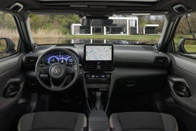 Nuova Toyota Yaris Cross plancia abitacolo