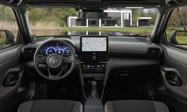 Nuova Toyota Yaris Cross plancia abitacolo