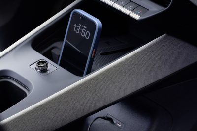 Nuova Volkswagen ID. Polo vano per la ricarica wireless dello smartphone