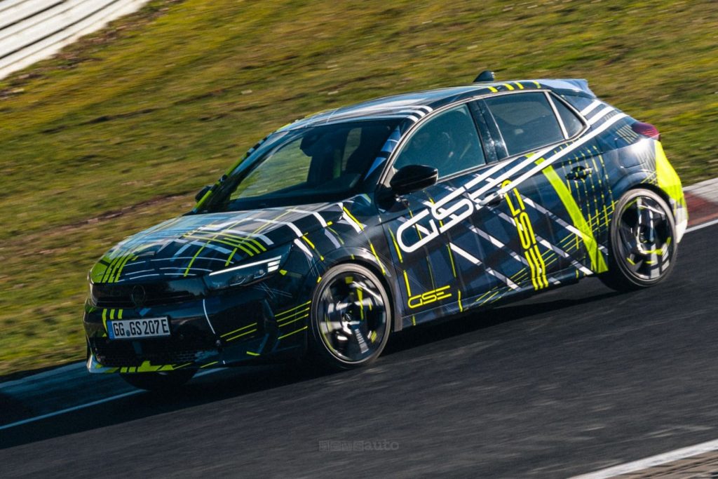 Opel Corsa GSE in livrea camuffata in pista al Nürburgring