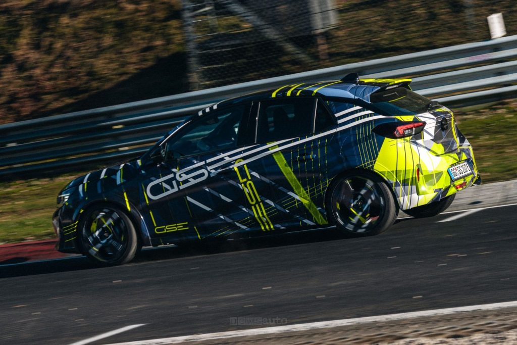 Opel Corsa GSE in livrea camuffata in pista al Nürburgring