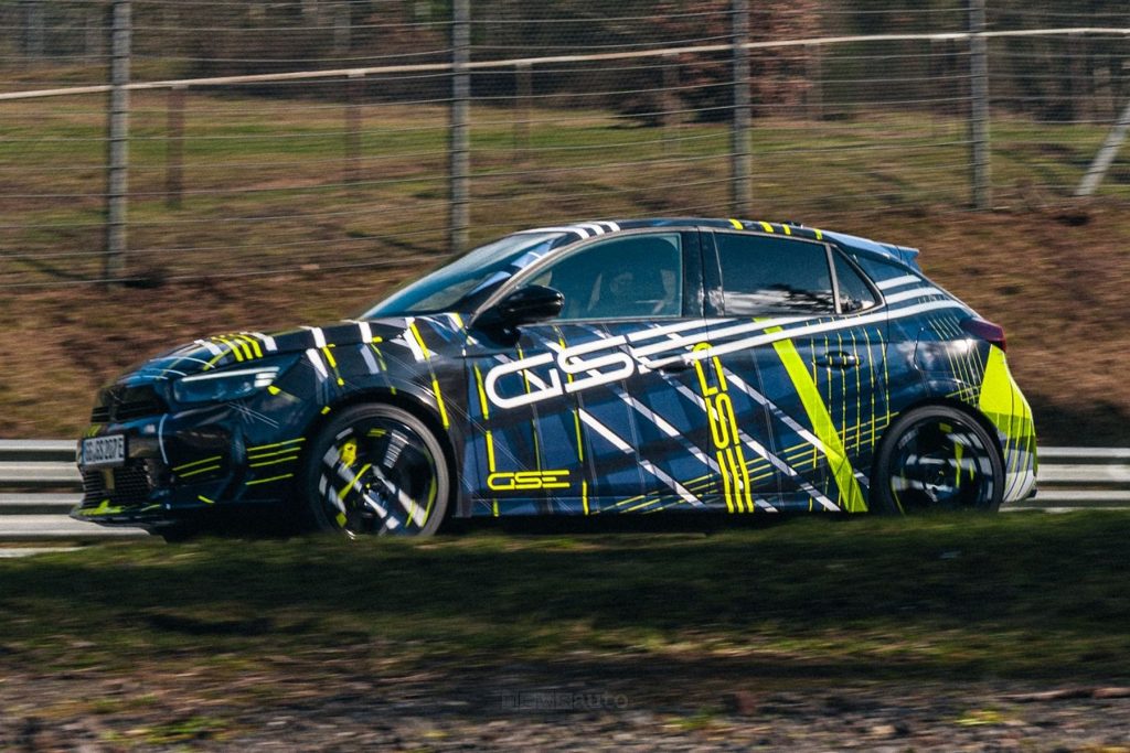 Opel Corsa GSE in livrea camuffata in pista al Nürburgring
