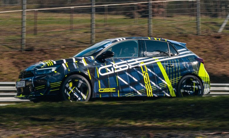 Opel Corsa GSE in livrea camuffata in pista al Nürburgring
