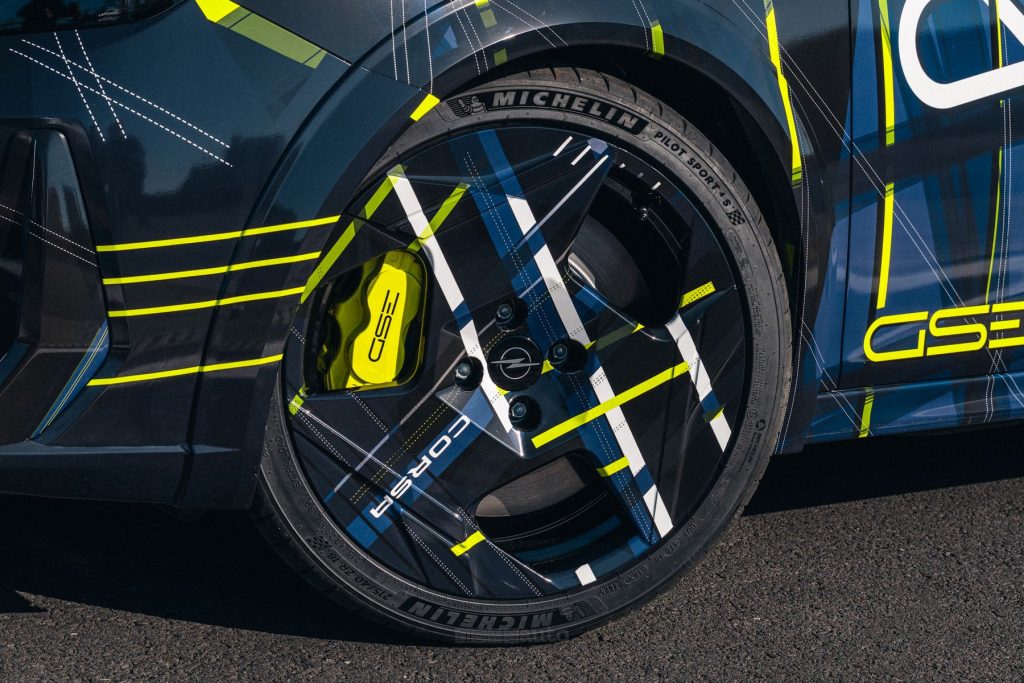 Opel Corsa GSE cerchi da 18" in livrea camuffata
