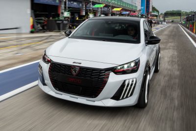 Peugeot 2028 GTi in azione nella pit-lane di Imola