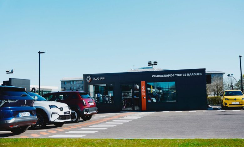 Concessionaria Renault con stazioni di ricarica ultrarapida Plug Inn fast charge