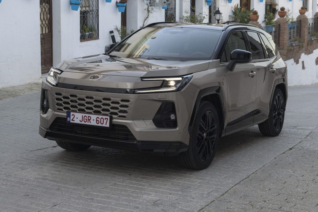 Toyota RAV4 HEV Premium su strada