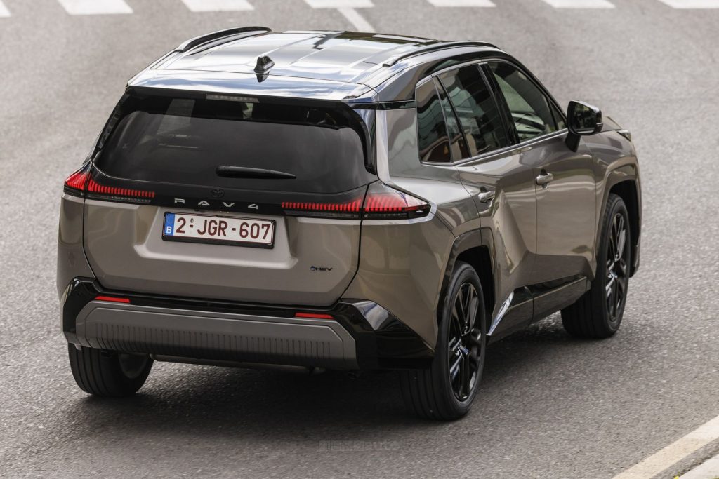 Toyota RAV4 HEV Premium su strada