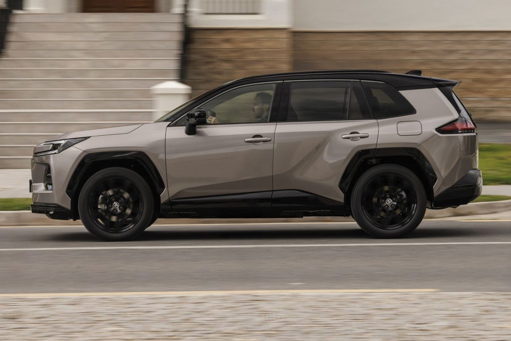 Toyota RAV4 HEV Premium su strada