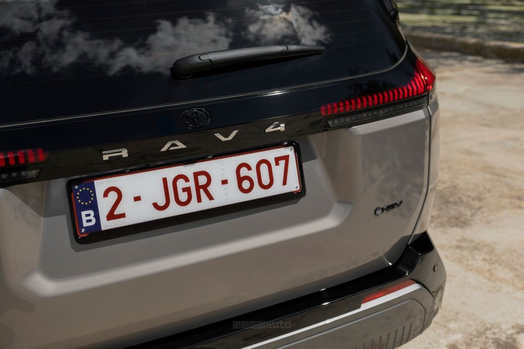 Toyota RAV4 HEV Premium firma luminosa posteriore
