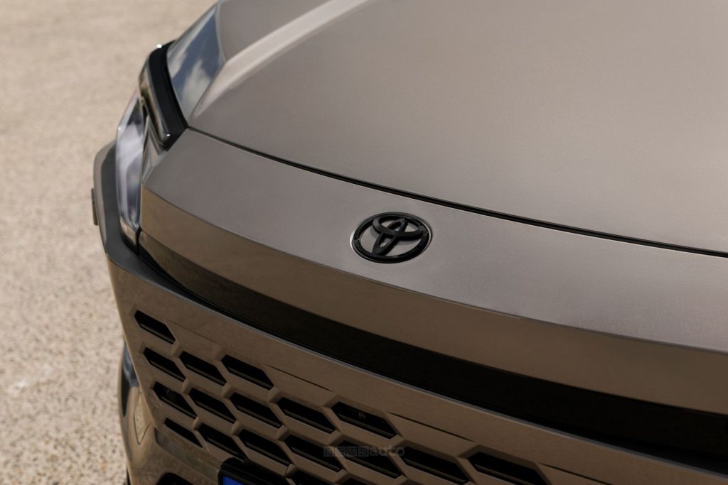 Toyota RAV4 PHEV Premium logo cofano anteriore