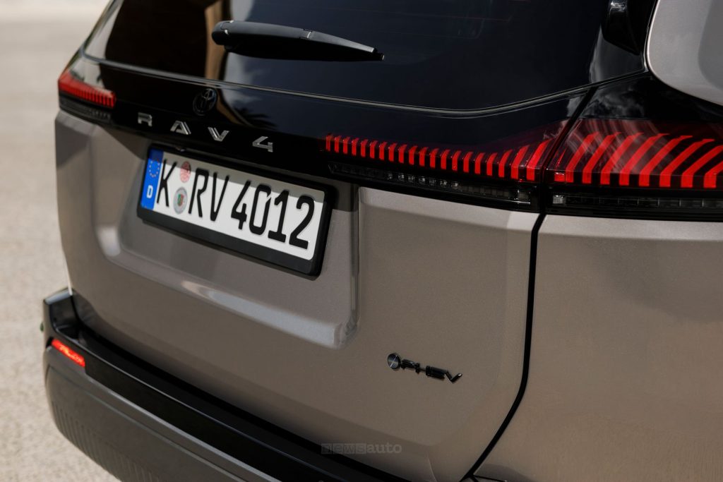 Toyota RAV4 PHEV Premium firma luminosa posteriore