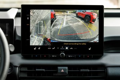 Toyota RAV4 PHEV Premium immagini delle telecamera posteriore nel display