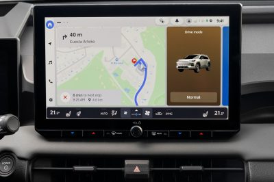 Toyota RAV4 PHEV Premium navigatore display infotainment da 12,9"