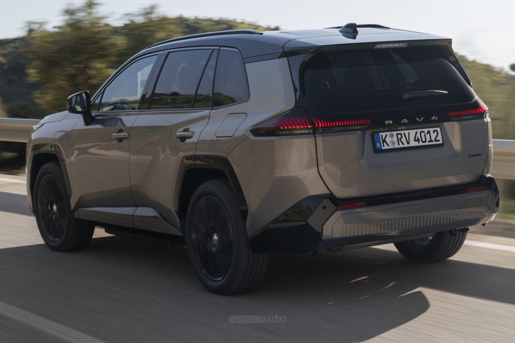 Toyota RAV4 PHEV Premium su strada