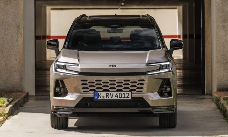 Toyota RAV4 PHEV Premium frontale, firma luminosa
