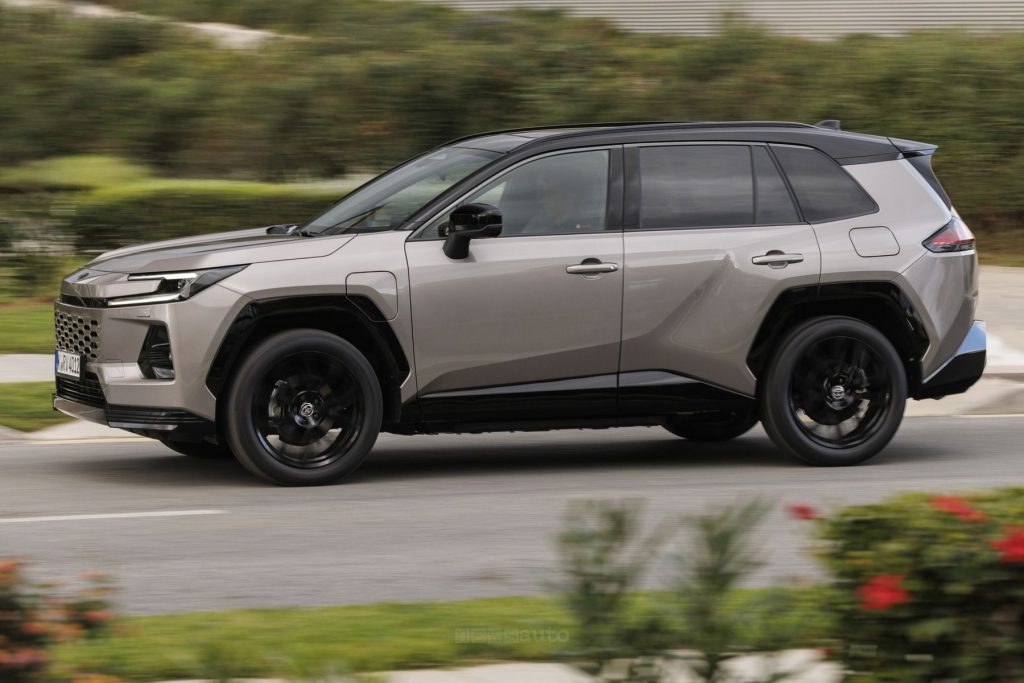 Toyota RAV4 PHEV Premium su strada