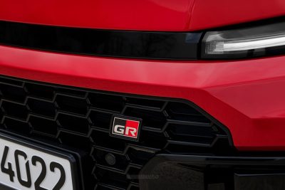 Toyota RAV4 PHEV logo GR Sport griglia anteriore