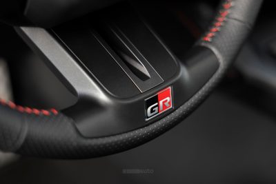 Toyota RAV4 PHEV logo GR Sport sul volante